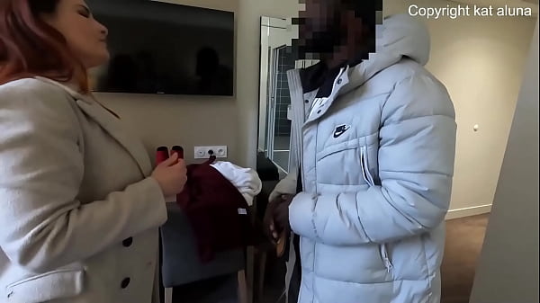 Un Fan retrouve Kat Aluna et la démonte devant les caméraman !